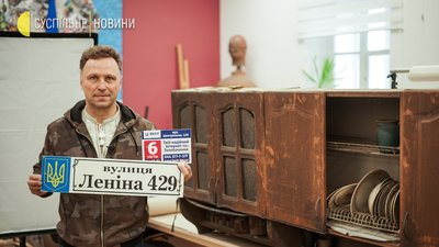 Як демонтували шафу з півником, яка стане експонатом Музею революції гідності Як демонтували шафу з півником, яка стане експонатом Музею революції гідності
