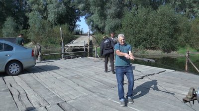 За день Пекарівський паром перевозить до трьох десятків машин і біля сотні людей.