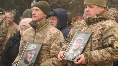 Бойових медиків Миколу Нелюбу та Оксану Апостолову поховали на Алеї Слави в Охтирці