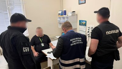 Лікаря підозрюють у вимаганні грошей за оформлення документів