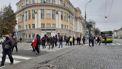У Вінниці перекрили центральну вулицю: учасники акції проти посилення карантину У Вінниці перекрили центральну вулицю: учасники акції проти посилення карантину