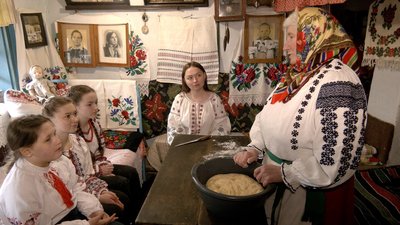 Спілкуюються з старожилами та записують народні звичаї: як працює фольклорний клуб на Вінниччині Спілкуюються з старожилами та записують народні звичаї: як працює фольклорний клуб на Вінниччині