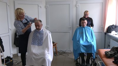 У Рівненському обласному госпіталі ветеранів війни стрижуть військових У Рівненському обласному госпіталі ветеранів війни стрижуть військових