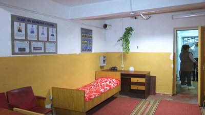 Із ліжком та санвузлом: у вінницькому суді кімнату для конвою облаштували під бомбосховище