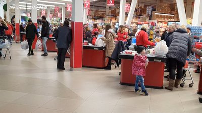 Від 10 до 15% за день збільшилася кількість покупців в ужгородському супермаркеті