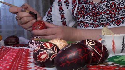 Розписує сирі яйця: жителька Семенівки робить писанки-обереги Розписує сирі яйця: жителька Семенівки робить писанки-обереги