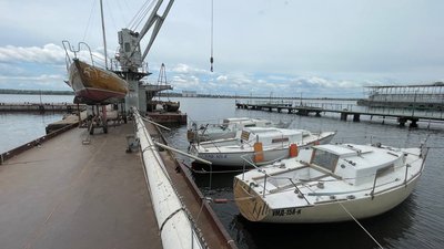 Аби зберегти судна у Миколаївському яхт-клубі, їх спустили на воду Аби зберегти судна у Миколаївському яхт-клубі, їх спустили на воду
