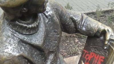 У середмісті Івано-Франківська пошкодили пам'ятник Опанасу Заливасі