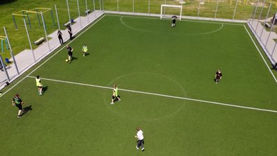 На Рівненщині поліцейський подарував форму юним футболістам з Луганщини
