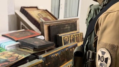 Литовському дипломату повернули колекцію ікон, яку військові РФ викрали з його будинку у Херсоні Литовському дипломату повернули колекцію ікон, яку військові РФ викрали з його будинку у Херсоні
