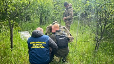 Затирмання підозрюваних у збуті трофейної зброї. Миколаївська обласна прокуратура