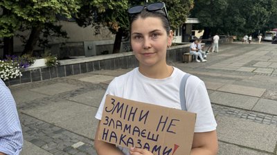 В Ужгороді знову вийшли на мирну акцію на підтримку Михайла Федорова В Ужгороді знову вийшли на мирну акцію на підтримку Михайла Федорова