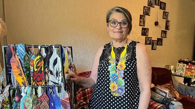 Людмила Хмель, майстриня, плете українські вироби з бісеру, липень 2025 року 