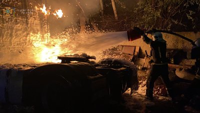 У ДСНС пояснили нічні вибухи у Києві: горіли вантажівки