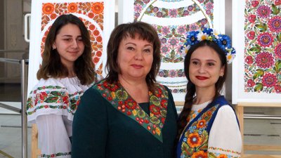 У Дніпрі презентують виставку петриківського розпису «Наступність поколінь»