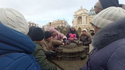 Доторкнулися до архітектури. В Одесі провели екскурсію для людей з вадами зору Доторкнулися до архітектури. В Одесі провели екскурсію для людей з вадами зору
