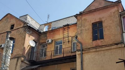 Зникла за одну ніч: історія незаконної надбудови на даху пам'ятки архітектури в центрі Одеси Зникла за одну ніч: історія незаконної надбудови на даху пам'ятки архітектури в центрі Одеси