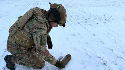 Сапер під час розмінування Сапер під час розмінування