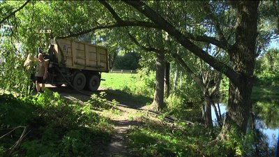 Мешканці села на Сумщині скаржаться, що будівельники безконтрольно набирають воду з місцевої річки