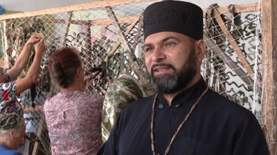 Три гектари маскувальник сіток за пів року сплели жителі одного з сіл Хмельниччини Три гектари маскувальник сіток за пів року сплели жителі одного з сіл Хмельниччини
