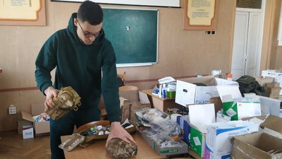 Різні за розміром, але не за вмістом: у Волинському медінституті збирають військові аптечки Різні за розміром, але не за вмістом: у Волинському медінституті збирають військові аптечки