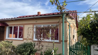 У Правдиному на Херсонщині будівельники з різних регіонів України відновлюють пошкоджені обстрілами оселі