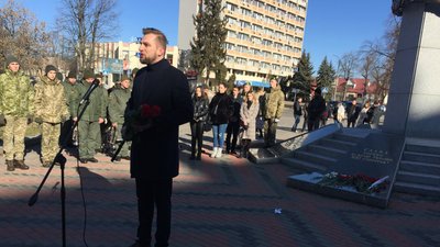Черкасці вшанували пам'ять Героїв Небесної Сотні Черкасці вшанували пам'ять Героїв Небесної Сотні
