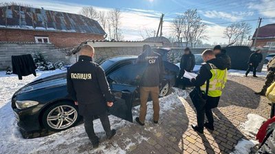 На Хмельниччині викрили міжрегіональну групу, яку підозрюють у масштабному шахрайстві
