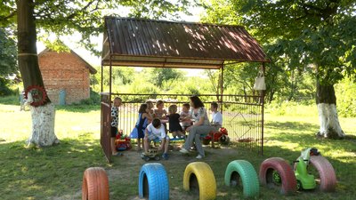 Вивезли шістьох дітей з інвалідністю та двох поні. Історія родини з Донеччини, яка переїхала на Прикарпаття