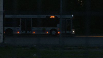 Зливали воду з батарей і гасили осколкову пожежу, — евакуйовані з Маріуполя розповіли про пережите Зливали воду з батарей і гасили осколкову пожежу, — евакуйовані з Маріуполя розповіли про пережите