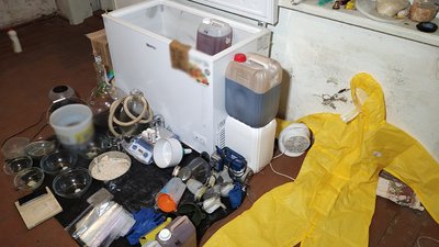 Під час обшуків у чоловіків знайшли обладнання й наркотичні речовини. Під час обшуків у чоловіків знайшли обладнання й наркотичні речовини.