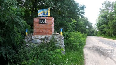 "Ямка на ямці": на Сумщині мешканці села Шатрище скаржаться на розбиту дорогу "Ямка на ямці": на Сумщині мешканці села Шатрище скаржаться на розбиту дорогу