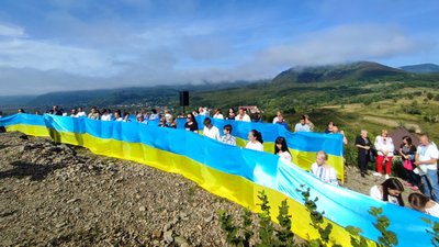 На горі Гурка на Закарпатті розгорнули 100-метровий прапор На горі Гурка на Закарпатті розгорнули 100-метровий прапор