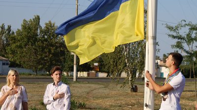 З нагоди Дня державного прапора в Миколаєві підняли найбільший прапор України в регіоні З нагоди Дня державного прапора в Миколаєві підняли найбільший прапор України в регіоні