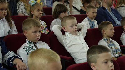 День знань в умовах війни. У 403 школах Кіровоградщини пролунав перший дзвінок День знань в умовах війни. У 403 школах Кіровоградщини пролунав перший дзвінок
