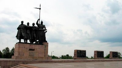 Чи варто демонтувати монумент біля Болдиної гори в Чернігові? Чи варто демонтувати монумент біля Болдиної гори в Чернігові?