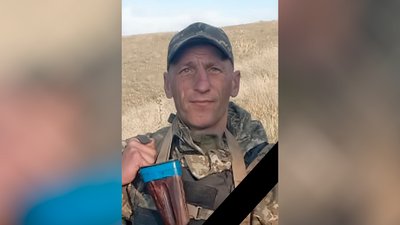 На Чернігівщині в останню путь провели трьох військових, які загинули під час виконання бойових завдань на Донеччині На Чернігівщині в останню путь провели трьох військових, які загинули під час виконання бойових завдань на Донеччині