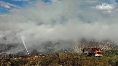 На Миколаївщині горить сміттєзвалище: триває ліквідація пожежі