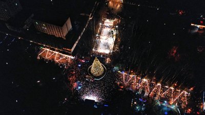 З світловими 3D кулями та декоративними елементами. У Вінниці засяяла новорічна ялинка