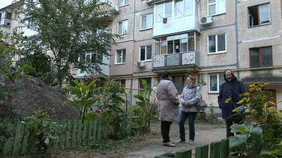 У черкаському дворі незавершений ремонт каналізаційної системи У черкаському дворі незавершений ремонт каналізаційної системи
