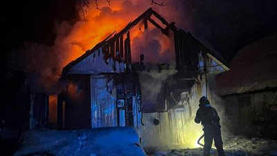 Рятувальник гасить пожежу