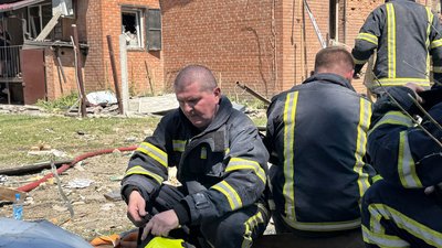 Рятувальники після обстрілу Рятувальники після обстрілу
