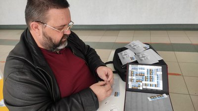 "Україна випускає марки, чекаючи на закінчення війни": у Луцьку відбулось спецпогашення марки "Україна випускає марки, чекаючи на закінчення війни": у Луцьку відбулось спецпогашення марки