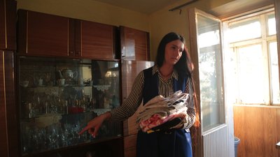 Прибирають у квартирах самотніх пенсіонерів. Як на Буковині діє проєкт "Допомога бабусі" Прибирають у квартирах самотніх пенсіонерів. Як на Буковині діє проєкт "Допомога бабусі"