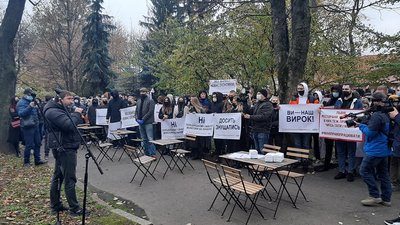 Проти карантину "вихідного дня". У Львові власники малого бізнесу вийшли на протест Проти карантину "вихідного дня". У Львові власники малого бізнесу вийшли на протест