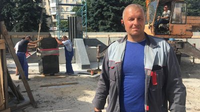 У Житомирі почали встановлювати центральну частину пам'ятника Захисникам України У Житомирі почали встановлювати центральну частину пам'ятника Захисникам України