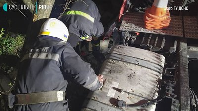 На Рівненщині у ДТП водія заблокувало в кабіні На Рівненщині у ДТП водія заблокувало в кабіні