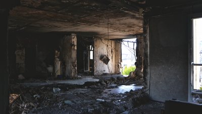 Холодильник над прірвою й уламки меблів. Внаслідок ракетного удару в одеському ЖК пошкоджено вісім квартир Холодильник над прірвою й уламки меблів. Внаслідок ракетного удару в одеському ЖК пошкоджено вісім квартир