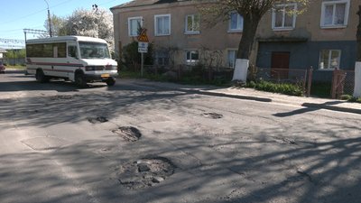 У місті на Рівненщині водії нарікають на дорогу, з якої стирчить арматура. Мер пояснив, як вийдуть із ситуації У місті на Рівненщині водії нарікають на дорогу, з якої стирчить арматура. Мер пояснив, як вийдуть із ситуації