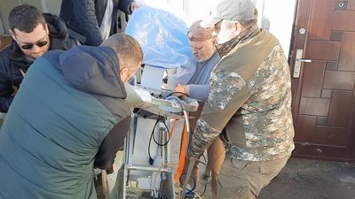 Сумські волонтери відправили на схід стоматологічний кабінет та швейні машинки Сумські волонтери відправили на схід стоматологічний кабінет та швейні машинки